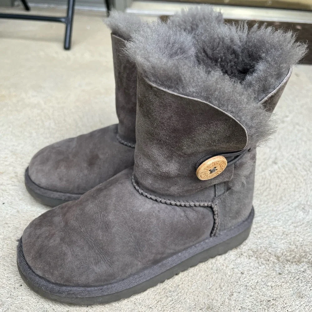 Girls Bailey Button Ugg Boots - Picture 1 of 4
